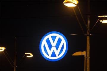 Das Volkswagen-Logo an einem Werksgebäude in Wolfsburg. Foto: Swen Pförtner/Archiv