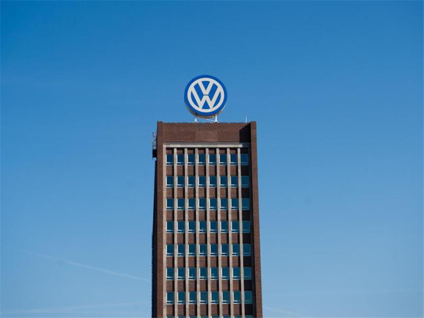 VW stellt Zulieferbetriebe neu auf Das Volkswagen-Logo prangt über dem Verwaltungshochhaus auf dem VW Werk in Wolfsburg. Foto: Julian Stratenschulte