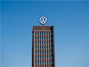 Das Volkswagen-Logo prangt über dem Verwaltungshochhaus auf dem VW Werk in Wolfsburg. Foto: Julian Stratenschulte