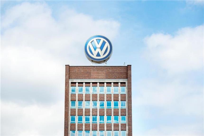 VW-Bußgeld „größter Schadensfall der Wirtschaftsgeschichte“ Das Volkswagenlogo auf dem Dach des Verwaltungshochhaus des Werks in Wolfsburg. Foto: Hauke-Christian Dittrich