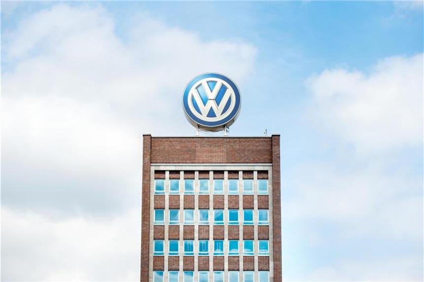 Das Volkswagenlogo steht auf dem Dach des Verwaltungshochhauses des VW-Werks. Foto: Hauke-Christian Dittrich/Illustration