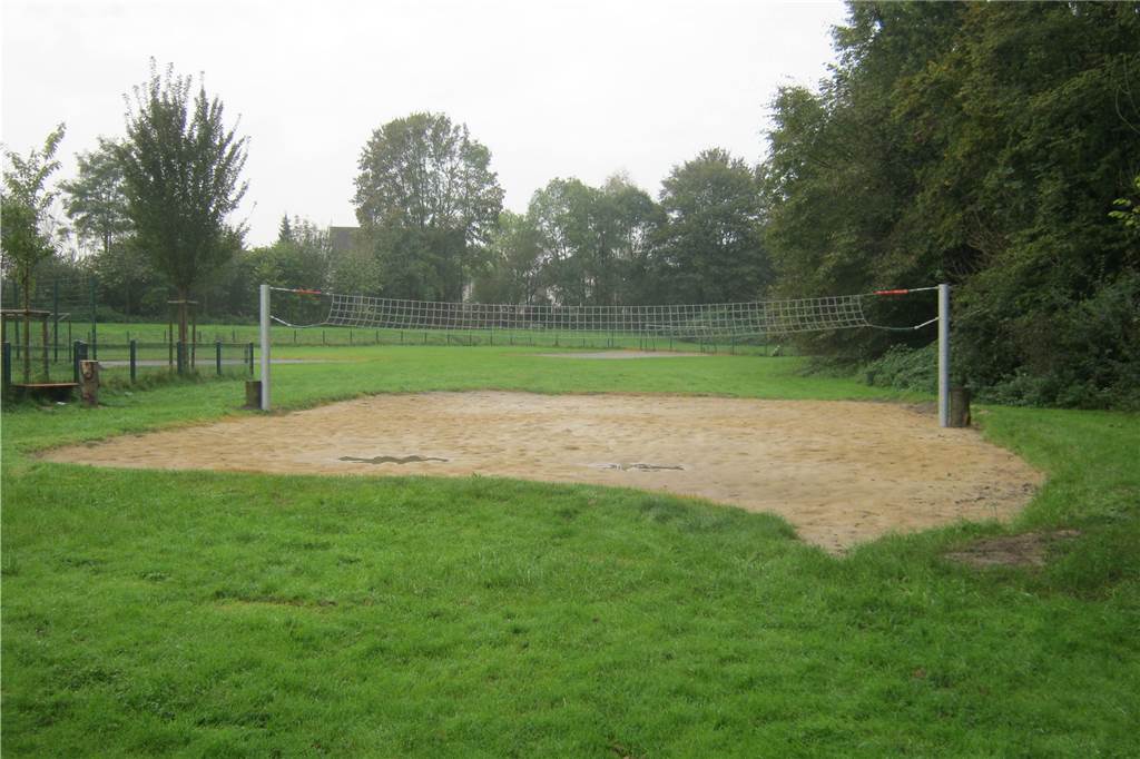 Metallstangen zersägt: Vandalismus auf Spielplatz in Castrop-Rauxel Das Volleyball-Feld am Hallenbad.