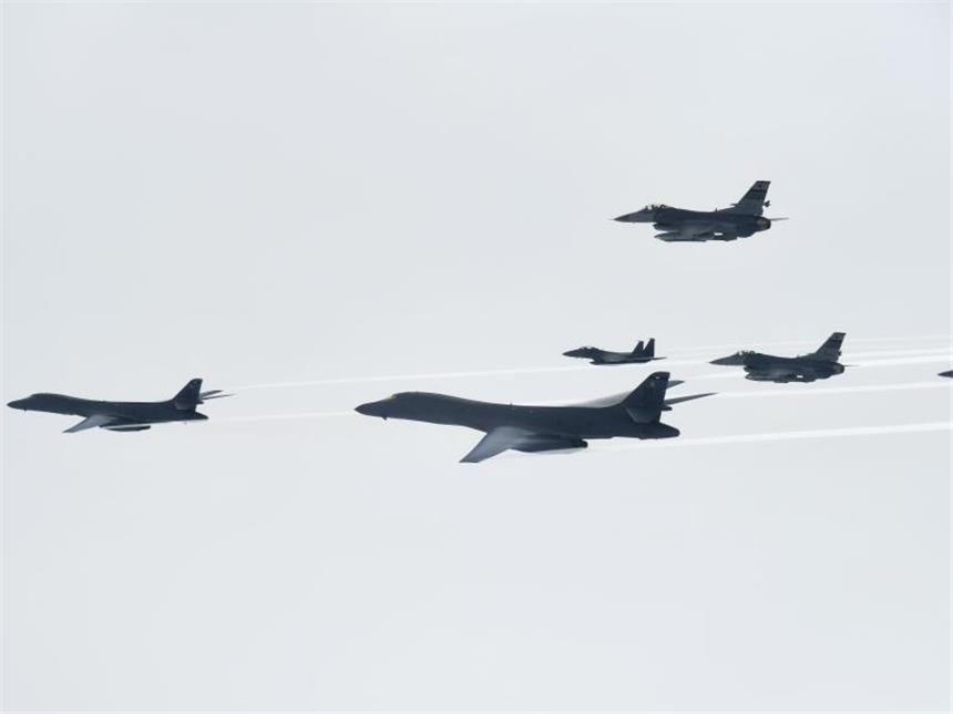 US-Langstreckenbomber fliegen Manöver nahe Nordkoreas Grenze Das vom südkoreanischen Verteidigungsministerium veröffentlichte Foto zeigt zwei US-Langstreckenbomber vom Typ B-1B Lancer (l und 2.v.l), amerikanische F16-Maschinen und südkoreanische F15-Kampfjets, die am 08.07.2017 über Südkorea fliegen. Foto: -