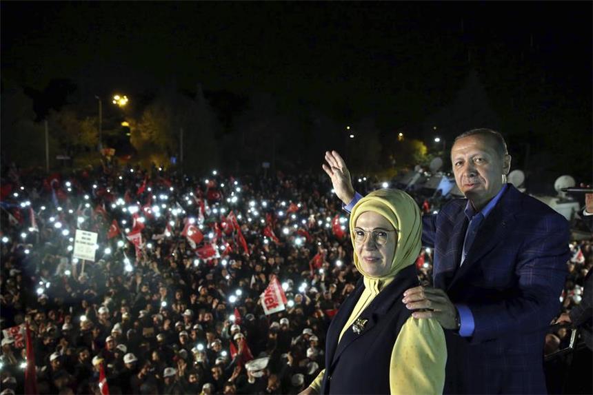 Erdogan gewinnt Referendum knapp Das vom türkischen Presseamt des Präsidenten veröffentlichte Foto zeigt Präsident Recep Tayyip Erdogan und seine Frau Emine am 16. April.