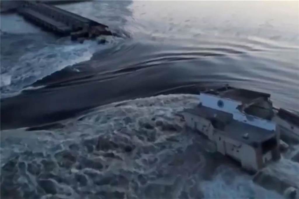 Explosion an Staudamm in Ukraine: Präsident Selenskyj beruft Sicherheitsrat ein Das vom ukrainischen Präsidialamt über AP veröffentlichte Videostandbild zeigt Wasser, das durch einen Durchbruch im Kachowka-Staudamm fließt.