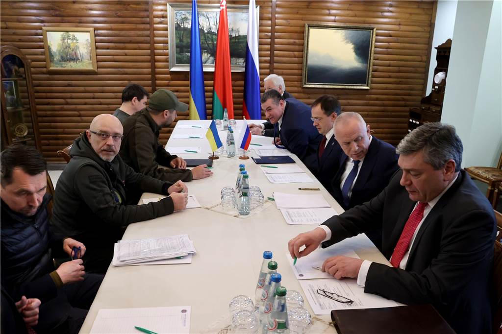 Tagebuch des Krieges: Russlands Angriff auf die Ukraine Das von der belarussischen Staatsagentur BelTA verbreitete und von AP zur Verfügung gestellte Bild zeigt Mykola Totschyzkyj (l), stellvertretender Außenminister der Ukraine, Oleksij Resnikow (2.v.l), Verteidigungsminister der Ukraine, David Arachamija (3.v.l), Fraktionsvorsitzende der ukrainischen Diener des Volkes, Mychajlo Podoljak (4.v.l), Präsidentenberater, Boris Gryslow (5.v.r), Botschafter von Russland in Belarus, Leonid Slutsky (4.v.r), Vorsitzender des Ausschusses für internationale Ang