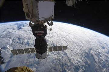 Das von der ESA veröffentlichte Foto zeigt die Sojus-Raumkapsel, die an der ISS angedockt ist und die Raumfahrer wieder auf die Erde bringen soll. Foto: ESA/NASA/Alexander Gerst