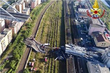 Das von der Feuerwehr zur Verfügung gestellte Foto zeigt Rettungsarbeiten an der teilweise eingestürzte Morandi Autobahnbrücke. Foto: Uncredited/Vigili Del Fuoco/AP