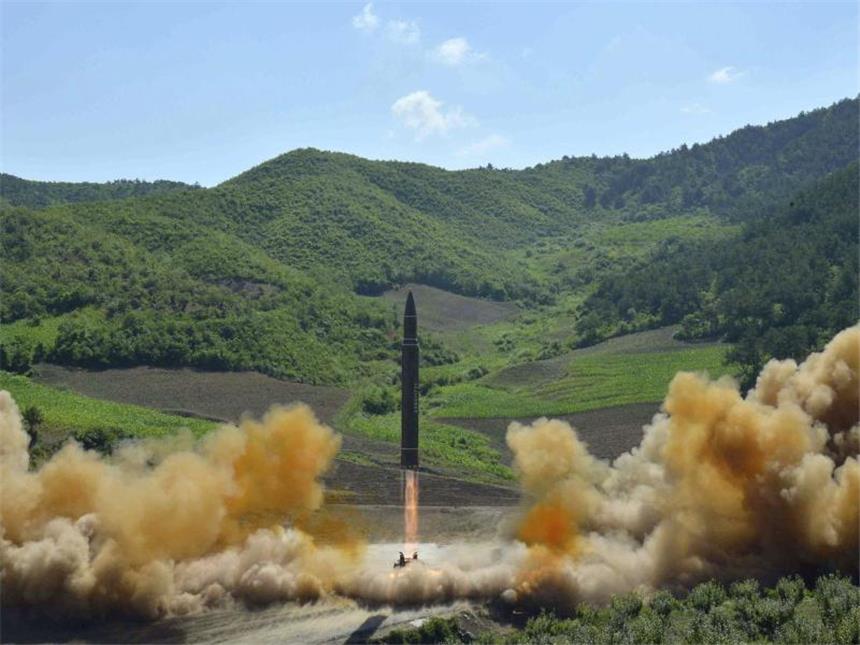 Nordkorea droht USA mit Vergeltung Das von der Nordkoreanischen Regierung zur Verfügung gestellte Foto zeigt den Start einer Interkontinentalrakete vom Typ Hwasong-14. Foto: KCNA via KNS