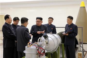 Das von der Regierung Nordkoreas verbreitete Foto zeigt Staatschef Kim Jong Un (M) bei der Inspektion eines angeblichen Wasserstoffbomben-Sprengkopfes.