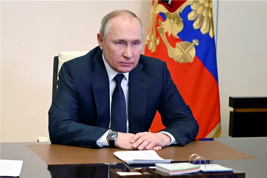 Diese drei Männer haben die Macht über Russlands Atombomben Das von der staatlichen russischen Nachrichtenagentur Sputnik veröffentlichte und von AP zur Verfügung gestellte Bild zeigt Wladimir Putin, Präsident von Russland, während er eine Sitzung des Sicherheitsrates per Videokonferenz leitet.