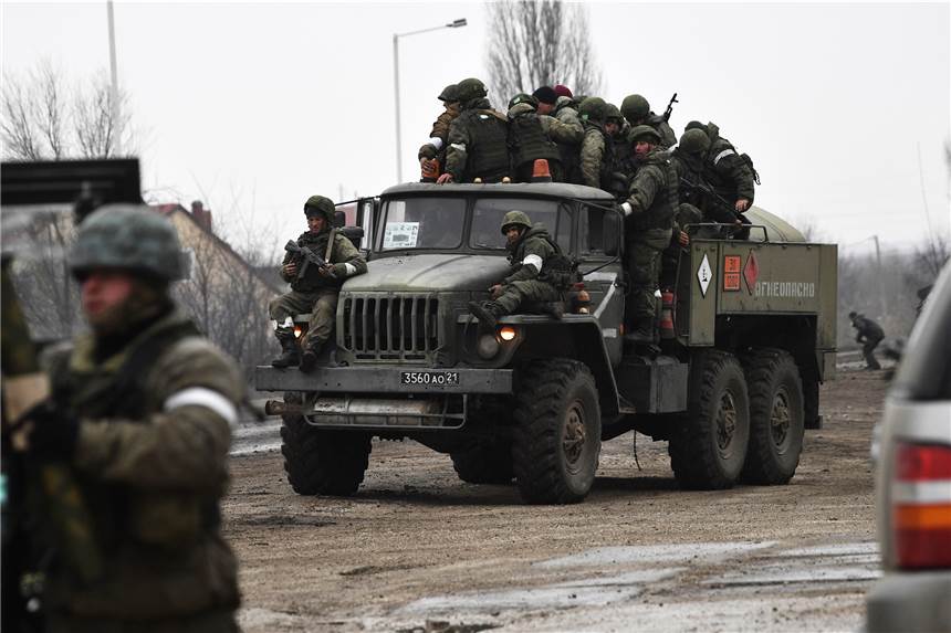 Warum ein ukrainischer Blogger die Mütter toter russischer Soldaten anruft Das von der staatlichen russischen Nachrichtenagentur Sputnik veröffentlichte Bild zeigt russische Soldaten die im Norden der Krim auf einem Militärlastwagen sitzen.