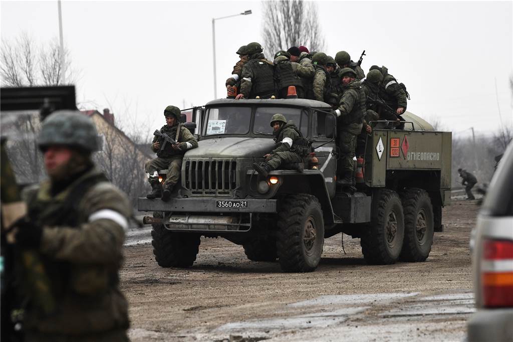 Tagebuch des Krieges: Russlands Angriff auf die Ukraine Das von der staatlichen russischen Nachrichtenagentur Sputnik veröffentlichte Bild zeigt russische Soldaten die in der Stadt im Norden der Krim auf einem Militärlastwagen sitzen.