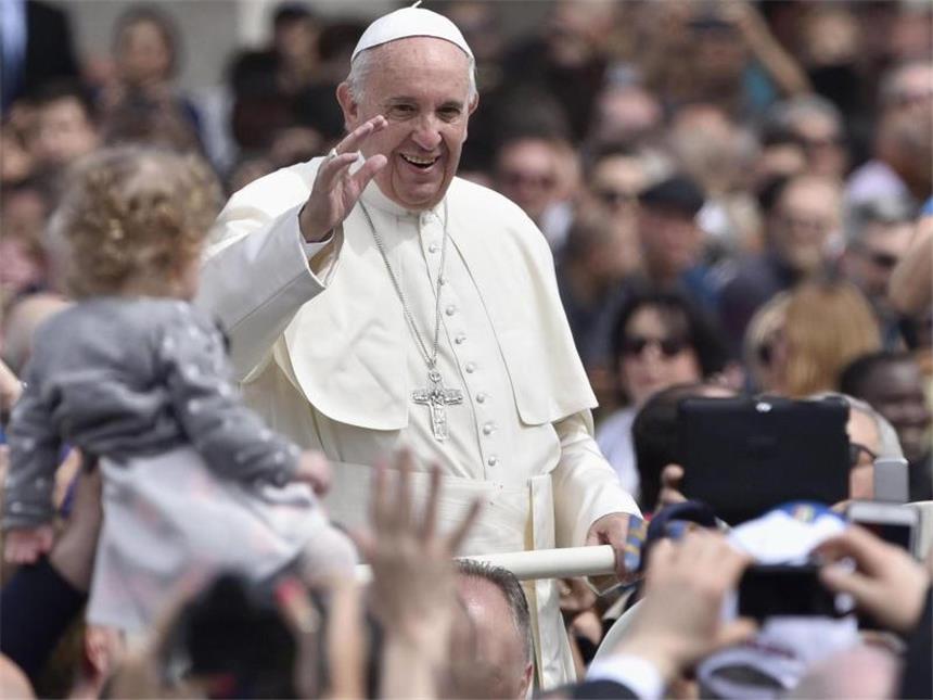 Franziskus geht auf Geschiedene zu und predigt Liebe Das von Franziskus verfasste Dokument «Amoris Laetitia - über die Liebe in der Familie» wird von Katholiken in aller Welt mit Spannung erwartet. Foto: Giorgio Onorati