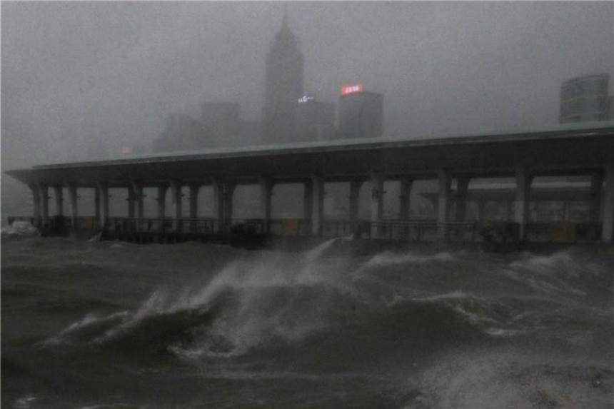 „Mangkhut“ wütet auf den Philippinen und in China Das von „Mangkhut“ aufgepeitsche Meer am Victoria Habour in Hongkong. Foto: Vincent Yu/AP