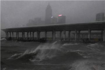 Das von „Mangkhut“ aufgepeitsche Meer am Victoria Habour in Hongkong. Foto: Vincent Yu/AP