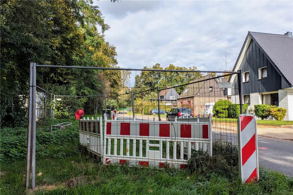 Grundwasserproblem in Marienviertel: Lippeverband muss Graben bauen Das von Metallgittern eingezäunte Pumpen-Provisorium
