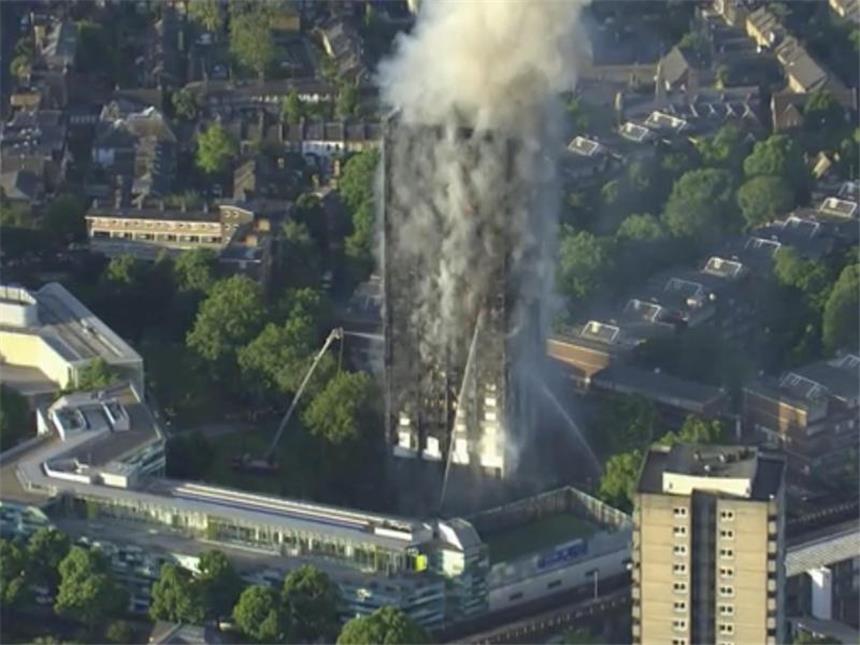 Zwölf Tote bei Feuerdrama in Londoner Hochhaus Das von Sky News zur Verfügung gestellte Videostandbild zeigt die Löscharbeiten. Foto: Sky News/AP/dpa