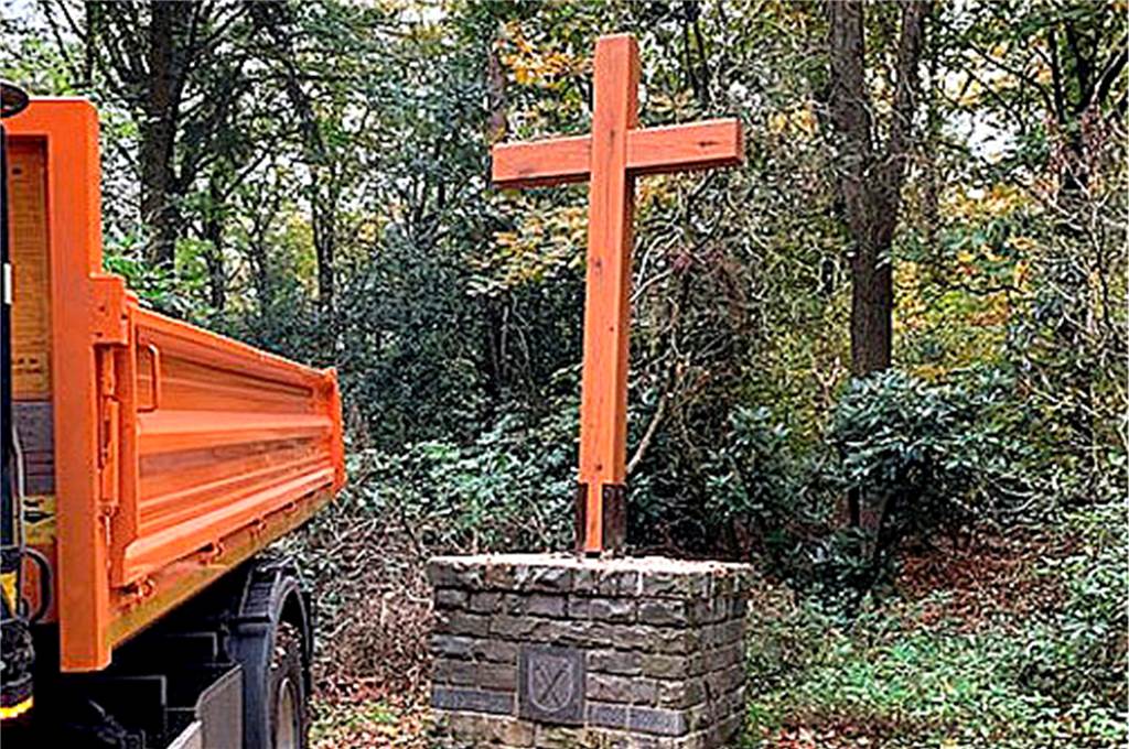 Multifunktions-Altar entsteht im Schwerter Wald hinter dem Freischütz Das von Sturm Sabine beschädigte Holzkreuz ist Schwerter Wald wurde vom Bauhof neu gebaut.