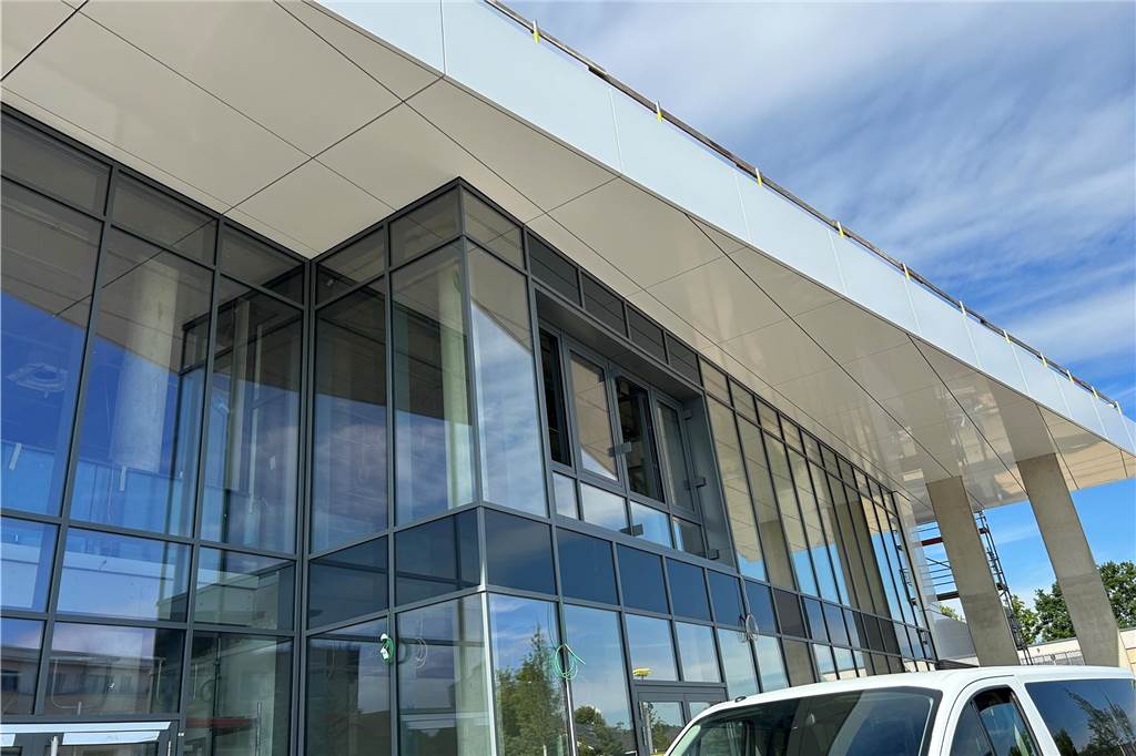 Neue Multifunktionshalle: Von der alten Dreifachhalle ist nicht viel übrig Das Vordach an der Hauptfront der Multifunktionshalle ist neu. Direkt über dem Haupteingang ist Platz für einen großen LED-Bildschirm geschaffen worden.