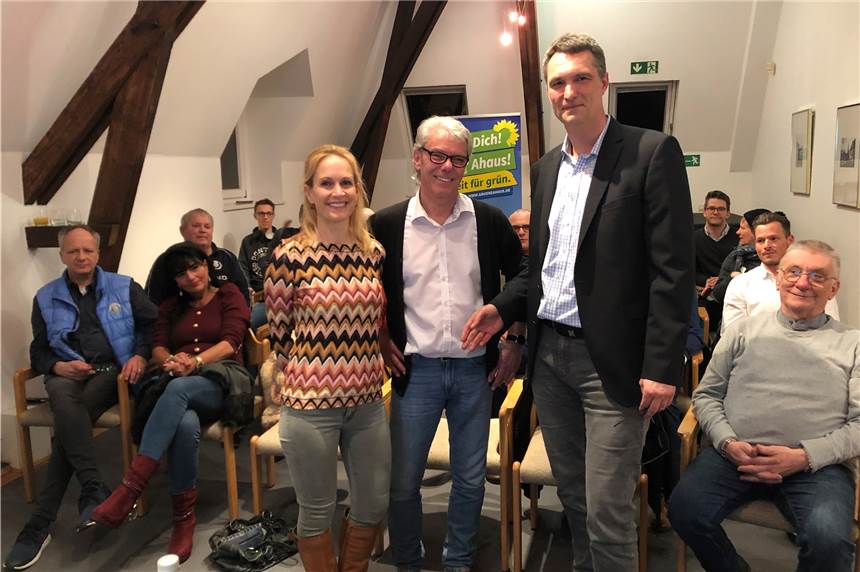 Grünen-Bürgermeisterkandidat: 100 Prozent Zustimmung für Dietmar Eisele Das Vorstandstrio der Grünen in Ahaus (v.l.): die Ortsvorsitzende Gisa Müller-Butzkamm, der am Dienstag zum Bürgermeister-Kandidaten gewählte Ortsvorsitzende Dietmar Eisele und Schatzmeister und Fraktionsvorsitzender Klaus Löhring.