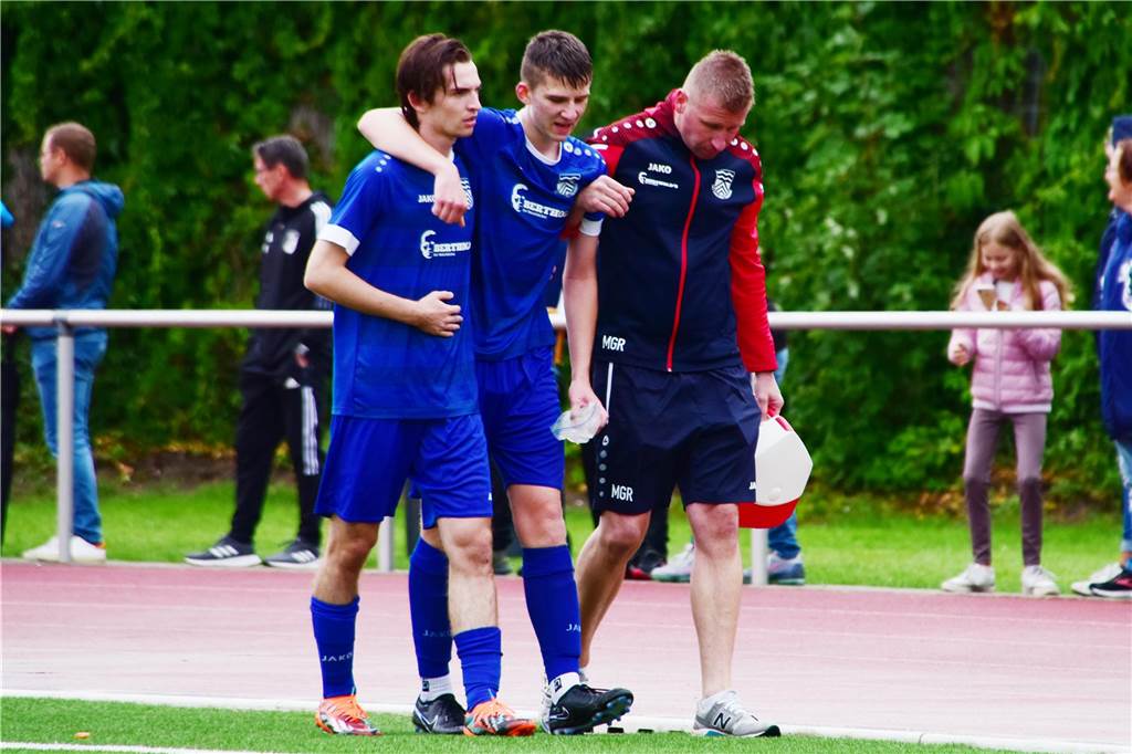 Flaesheimer Pechvogel fällt seit 19 Monaten aus: „Bin aktuell vom Fußball gedanklich weiter weg“ Max Budde wird von Michael Grothusmann und Jacob Stockhofe gestützt und hält sich Eis ans lädierte Knie.