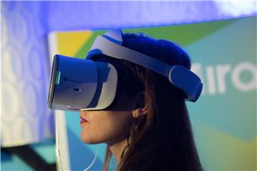 Das VR-Headset Mirage Solo von Lenovo soll deutlich leichter und komfortabler sein als bisherige Geräte. Die Technik im Inneren kommt vom Chiphersteller Qualcomm. Foto: Andrea Warnecke/dpa-tmn