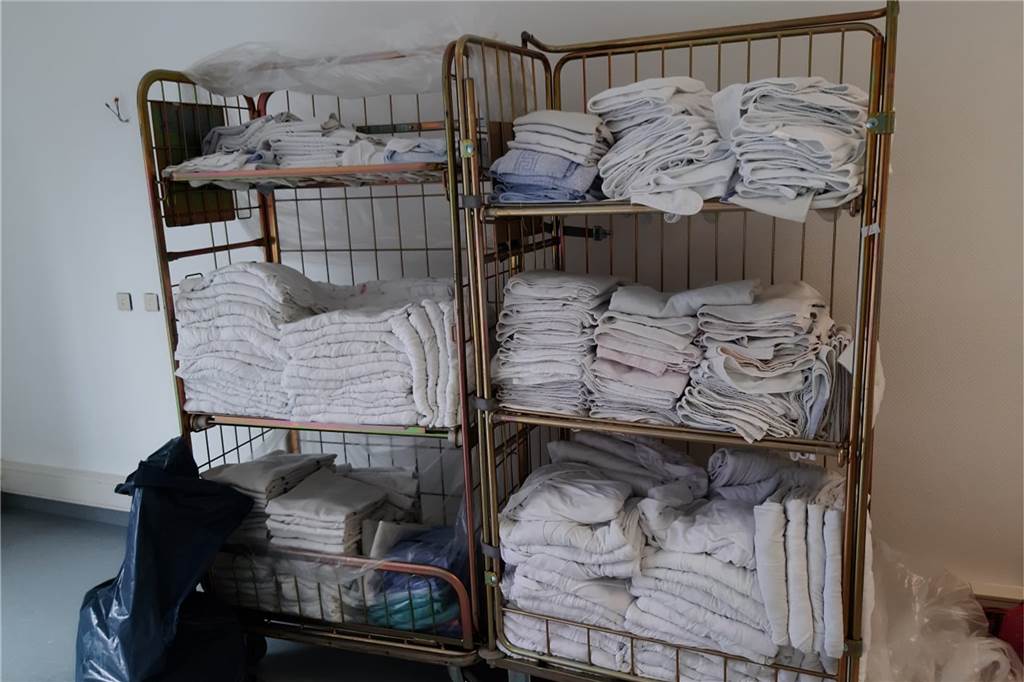 Verein für ein Krankenhaus in Ghana packt nun für die Inneneinrichtung Das Wäschekonvolut aus den Christophorus-Kliniken in Dülmen wurde vergangenes Wochenende abgeholt. Fast das gesamte Krankenhaus ist durch solche Sachspenden aufgebaut worden.