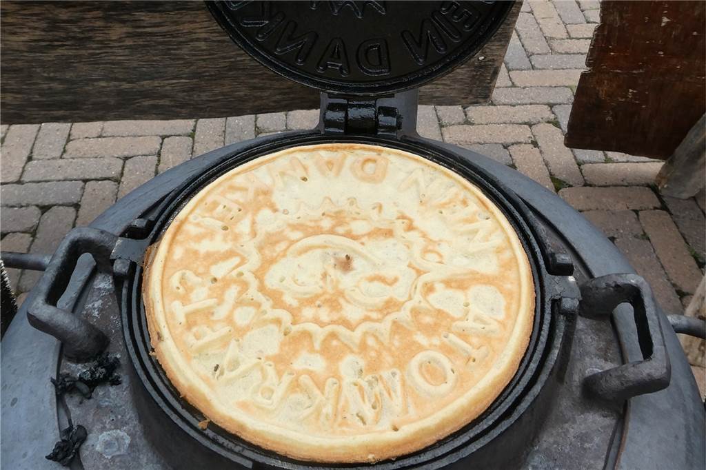 Mit selbst gebautem Waffelofen auf dem Markt in Olfen: Aktion für guten Zweck Das Waffeleisen muss mittels eines gebogenen Schürhaktens immer wieder gewendet werden, damit es gleichmäßig backt.