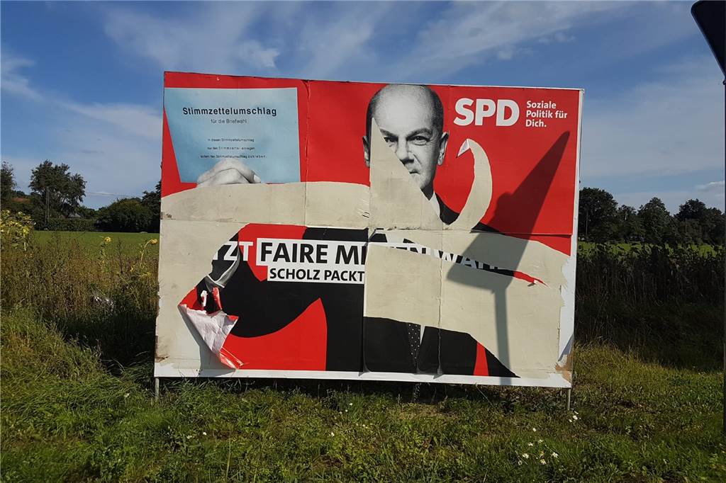 Wahlplakate in Haltern zerstört, Vandalen machen vor keiner Partei halt Das Wahlkampfplakat der SPD mit dem Konterfei von Olaf Scholz wurde in Fetzen gerissen.