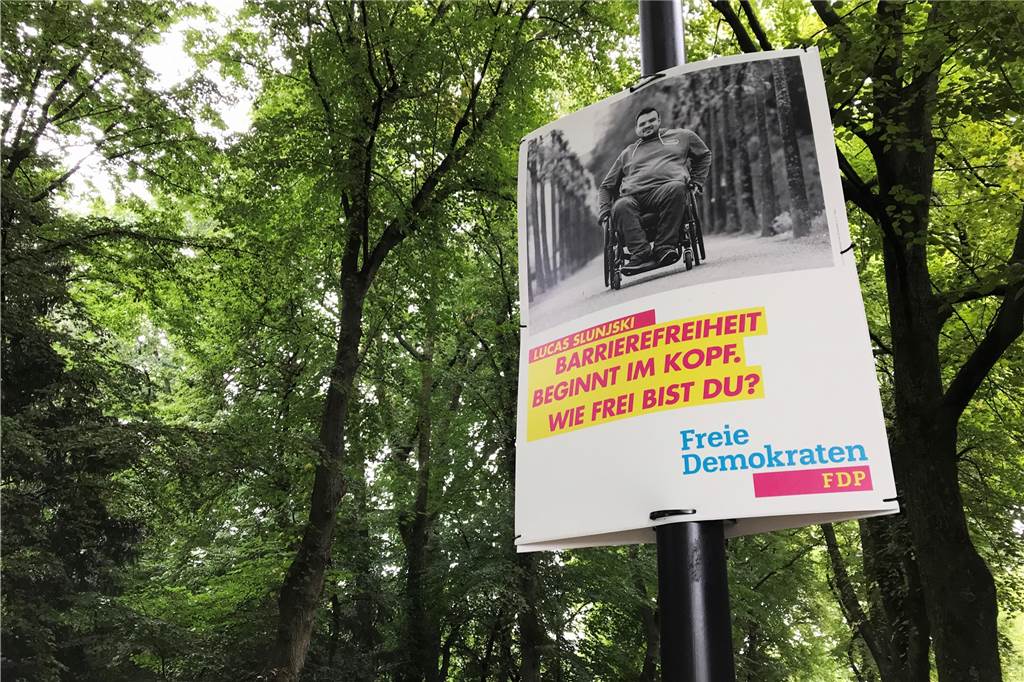 FDP-Kandidat Slunjski: Vom falschen Bahnsteig in den Bundestag Das Wahlplakat des FDP-Kandidat ziert der Satz "Barrierefreiheit beginnt im Kopf - Wie frei bist du?"