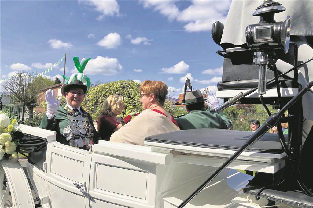 Schützenfest in Elmenhorst: Toller Umzug, tolle Stimmung - und die Sonne lacht Das Waltroper Schützenpaar Ludger und Claudia Grothus sitzen in einer weißen Kutsche.
