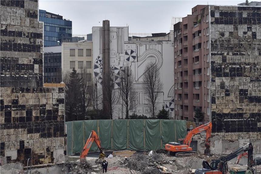 Folgen des Baubooms: Kunst taucht auf, Kunst verschwindet Das Wandgemälde von Eduardo Paolozzi ist wieder sichtbar. Foto: Britta Pedersen