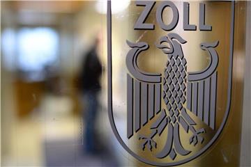 Das Wappen des deutschen Zolls an einer Glastür. Foto: Matthias Balk/Archiv