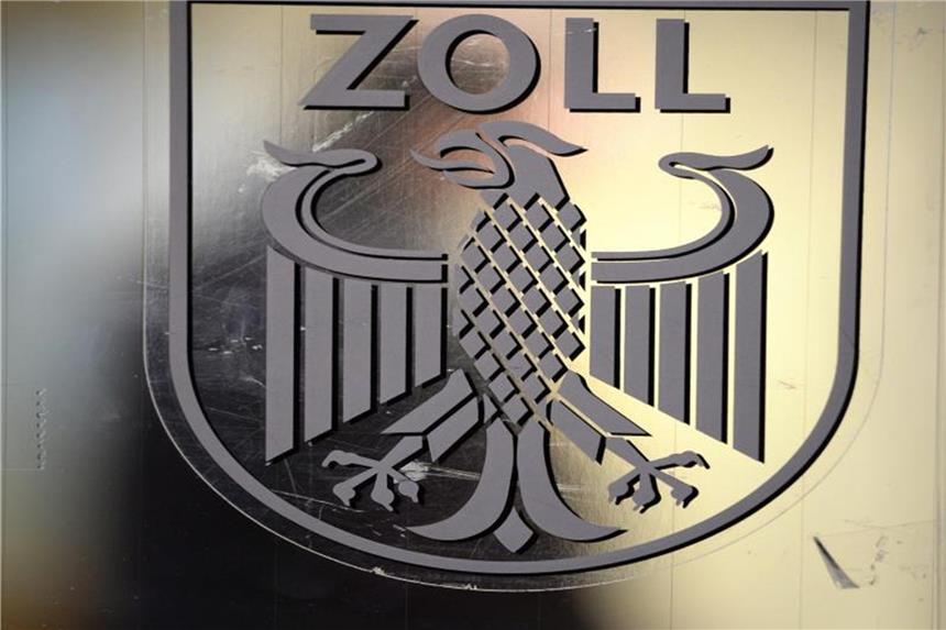 Das Wappen des deutschen Zolls ist an einer Fensterscheibe zu sehen. Foto: Matthias Balk/Archiv