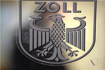 Das Wappen des deutschen Zolls ist an einer Fensterscheibe zu sehen. Foto: Matthias Balk/Archiv