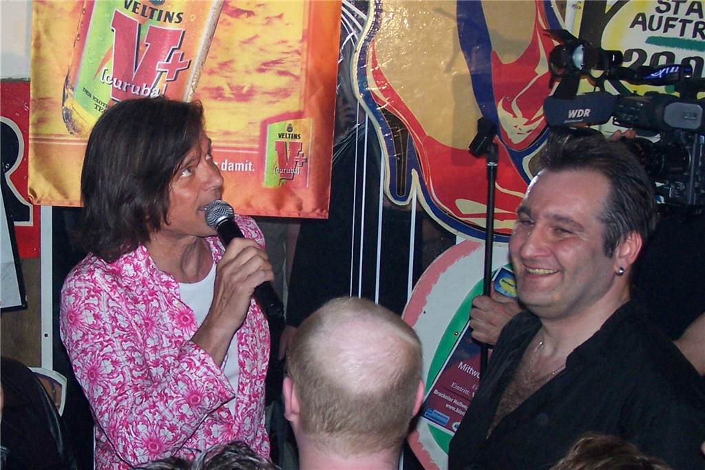 Nach 40 Jahren am Mischpult: DJ Diego lädt zur Jubiläums-Party ein Das war 2006: DJ Diego mit Schlagerstar Jürgen Drews in der Alten Post in Brackel.