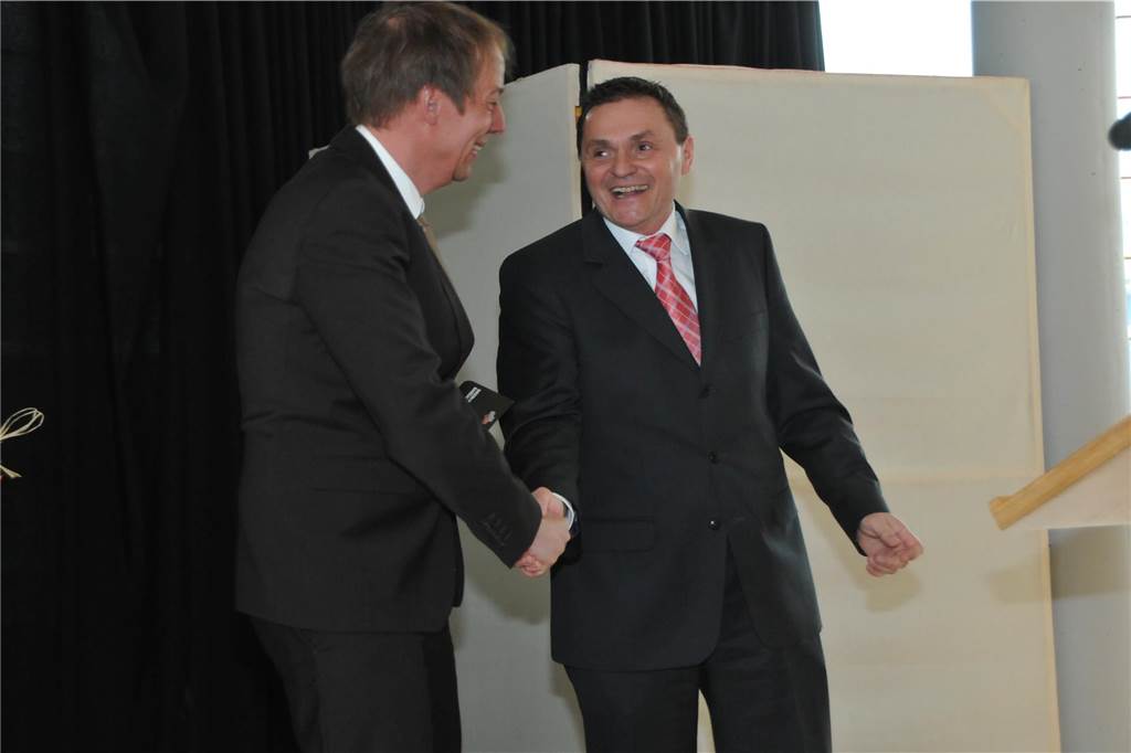 Das war bei der Einführung als Gesamtschulleiter im April 2013: Von Bürgermeister Dietmar Bergmann bekommt Ulrich Vomhof - Hobby-Marathonläufer - ein Schweißband geschenkt.