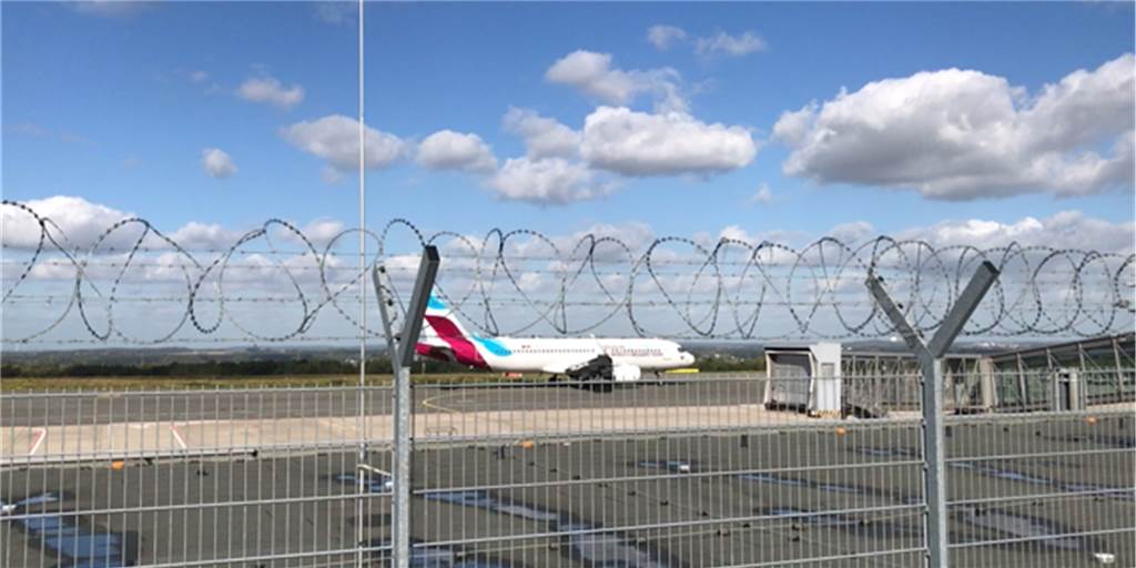 Eurowings-Flüge in Dortmund ausgefallen – Passagiere dürfen auf Entschädigung hoffen Das war die einzige Eurowings-Maschine, die am Donnerstag vom Dortmunder Flughafen abhob: der Flug nach Thessaloniki, der mit sechs Stunden Verspätung erst gegen 12.30 Uhr zum Rollfeld unterwegs war.