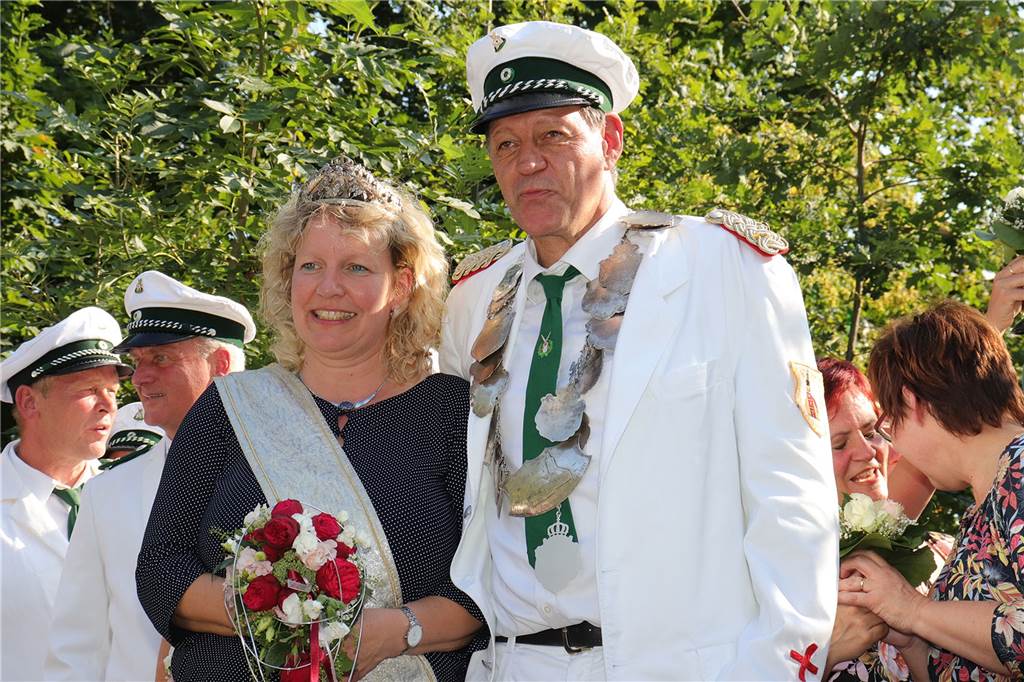 Das war ein hartes Stück Arbeit: Christoph Heitkamp hat den Vogel mit dem 647. Schuss von der Stange geholt. Seine Königin heißt Martina Baumeister.