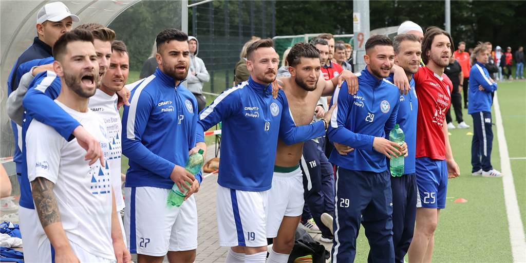 Kreispokal-Endspiel: 50 Fotos rund um den Erfolg des FC Castrop-Rauxel bei Firtinaspor Das war ein Husaren-Ritt den die Bezirksliga-Fußballer des FC Castrop-Rauxel im Kreispokal-Endspiel hinlegten. Sie siegten beim Landesligisten Firtinaspor Herne in Wanne vor 450 Zuschauern mit 3:0 (1:0).