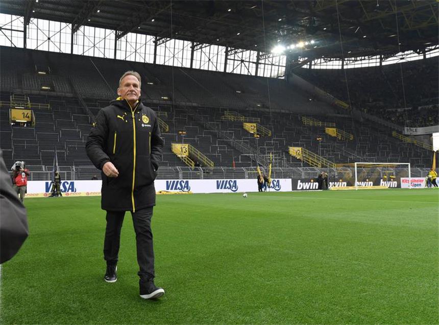Watzke: "Kampf um die Süd gewinnen wir" "Das war ein komisches Gefühl"“ - BVB-Geschäftsführer Hans-Joachim Watzke vor der leeren Südtribüne.