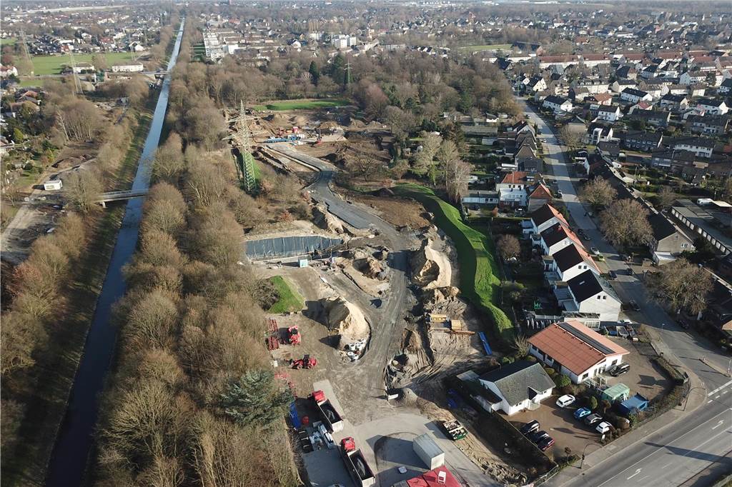Noch ein Bagger im Baugebiet Am Emscherufer: Winterruhe an der Emscher Das war im Februar 2023: Damals erschlossen Baumaschinen das Viertel. Links in der Bildmitte entstand ein unterirdisches Regenrückhaltebecken, ansonsten baute man Kanäle und Versorgungsleitungen sowie Baustraßen.