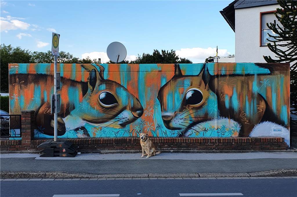 Riesige Wandgemälde einer spanischen Künstlerin schmücken Kirchlinde Eichhörnchen Mural in Dortmund