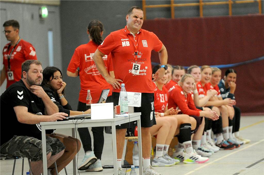 Zwei Handball-Krimis mit Beteiligung der HSG Schwerte/Westhofen: Das Siegtor ist Chefsache Das war schmerzhaft – HSG-Trainer Henning Becker und seine Schützlinge mussten sich trotz einer starken Leistung in Everswinkel knapp geschlagen geben.