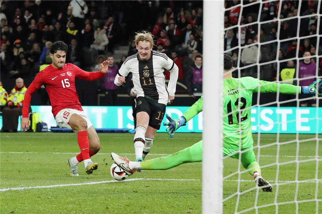BVB-Profi Julian Brandt schießt den Ball auf das Tor der Türkei.
