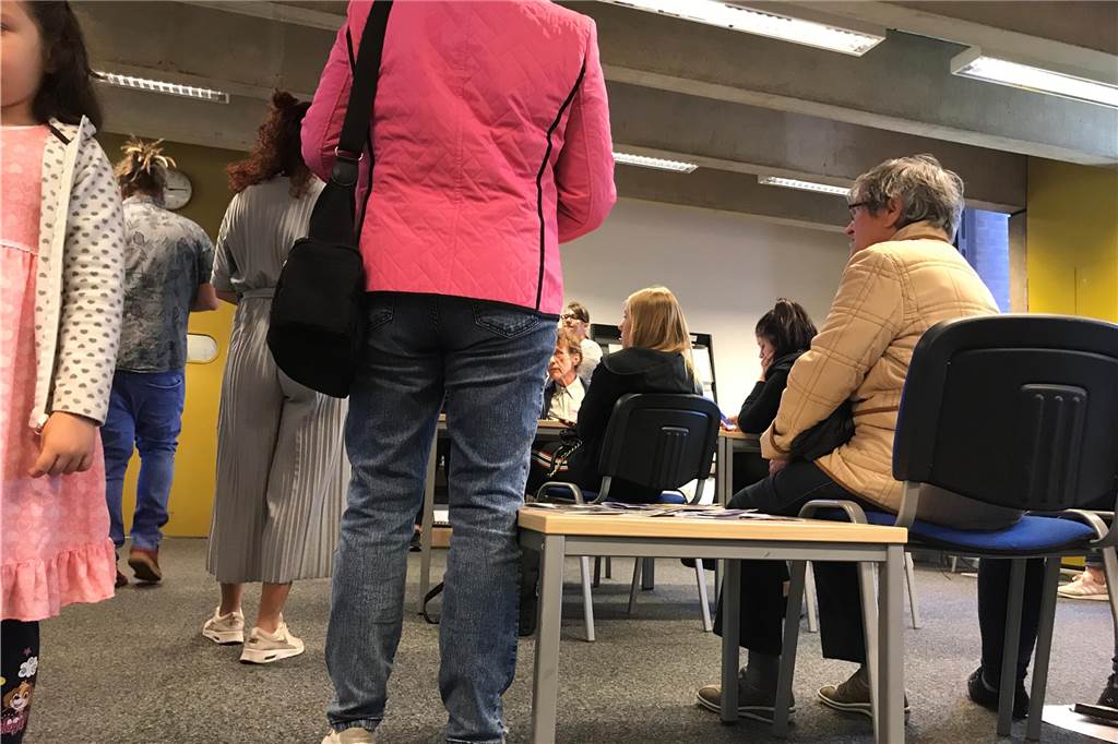 Bürgerbüro erstmals Samstag auf: Gute Premiere, doch es gibt ein Problem Das Warten im Bürgerbüro gehört der Vergangenheit an. Wer mit Termin kommt, ist meist direkt dran. 2018 wurde das Terminsystem eingeführt. Vorher sah es hier oft so aus.