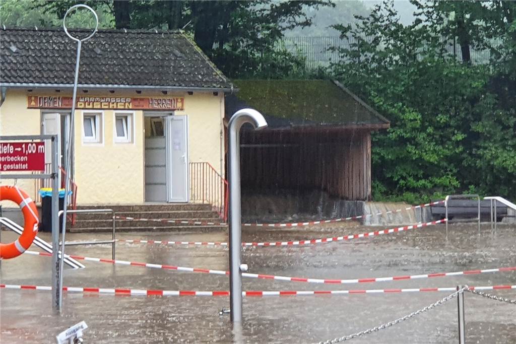 Freibad Wellinghofen ist „abgesoffen“ – Video zeigt extreme Bilder Das Wasser breitete sich im gesamten Bad aus.