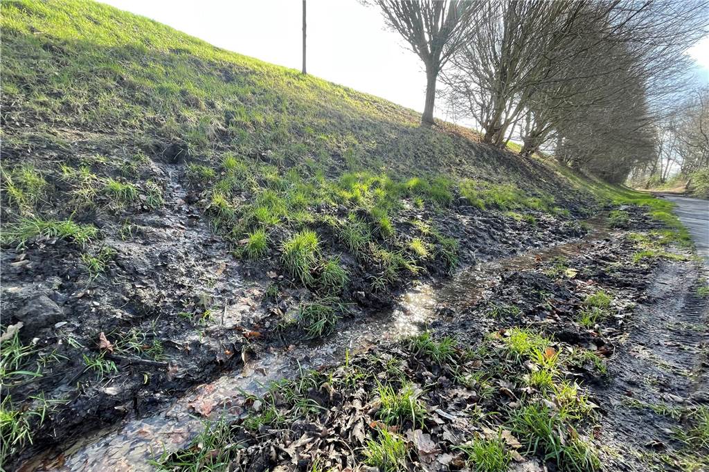 Anwohner sind in Sorge: Am Kanal in Deusen tritt Wasser aus dem Damm Leck im Damm am Dortmund-Ems-Kanal in Deusen