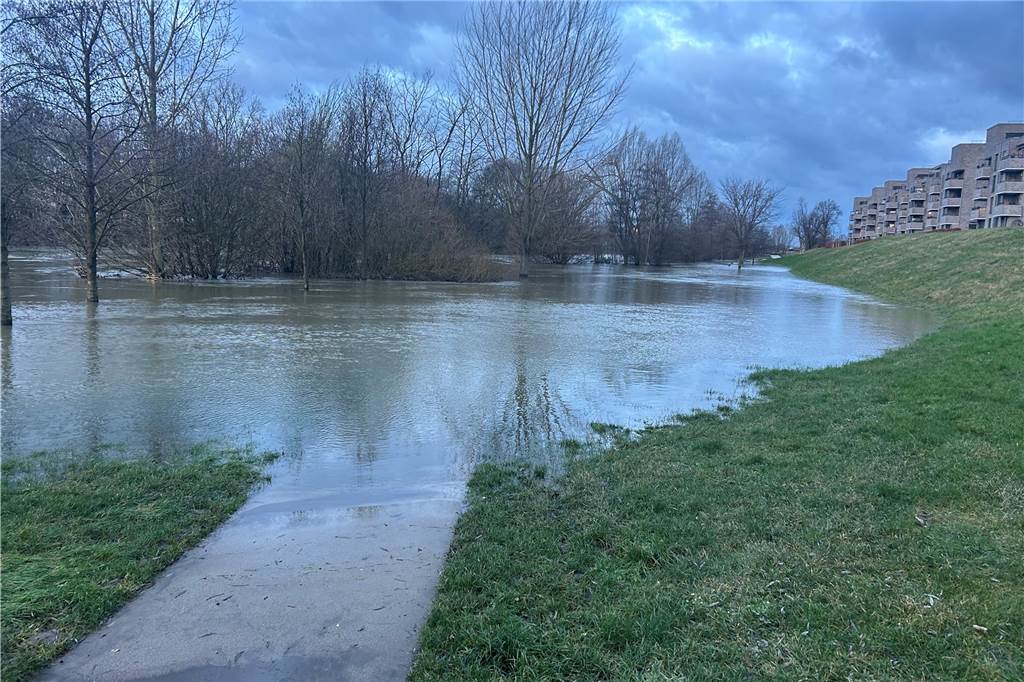 Wettervorhersage für Silvester: „Müssen mit den Raketen aufpassen“ Das Wasser der Lippe ist so hoch, dass der Weg komplett überschwemmt ist.